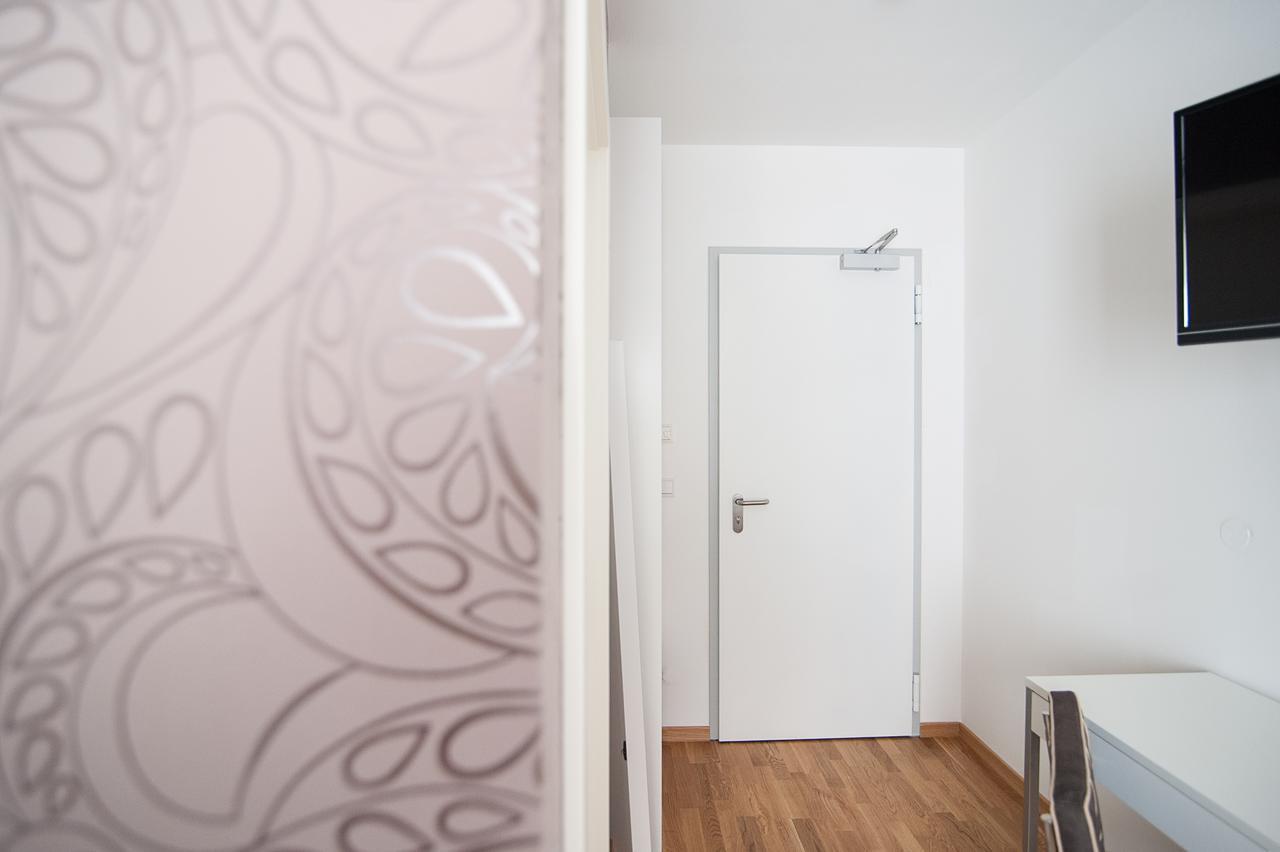 Eningen unter Achalm Hotel Apartment Am Arbach חדר תמונה