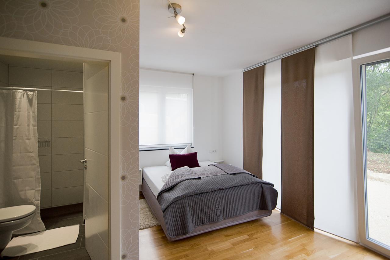Eningen unter Achalm Hotel Apartment Am Arbach חדר תמונה