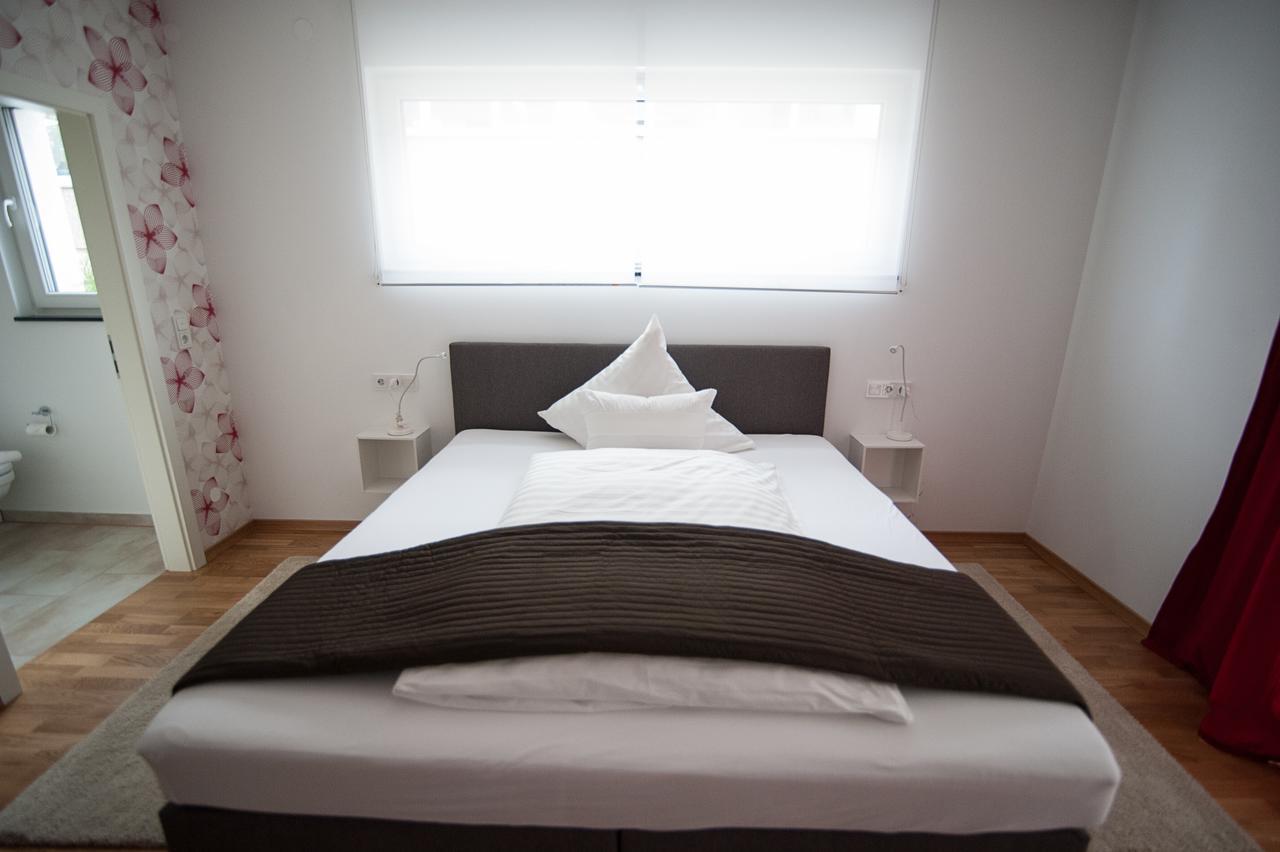Eningen unter Achalm Hotel Apartment Am Arbach חדר תמונה